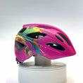Indlæs og afspil video i gallerifremviser, Crazy Safety cykelhjelm med genopladeligt kraftigt baglys til børn mellem 6-12 år